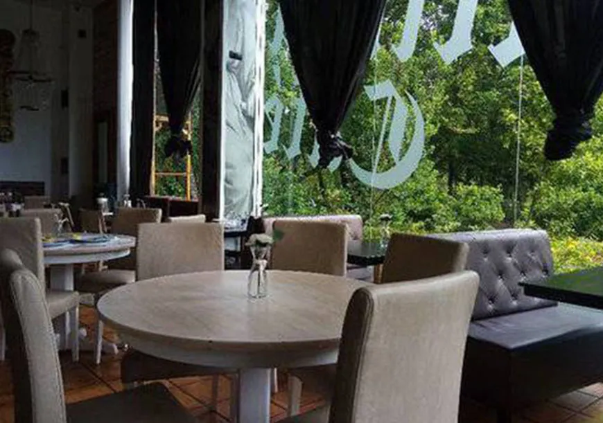 Sala da Última Ceia, com mesas redondas e grandes janelas com vista para o Parque Aquilino Ribeiro